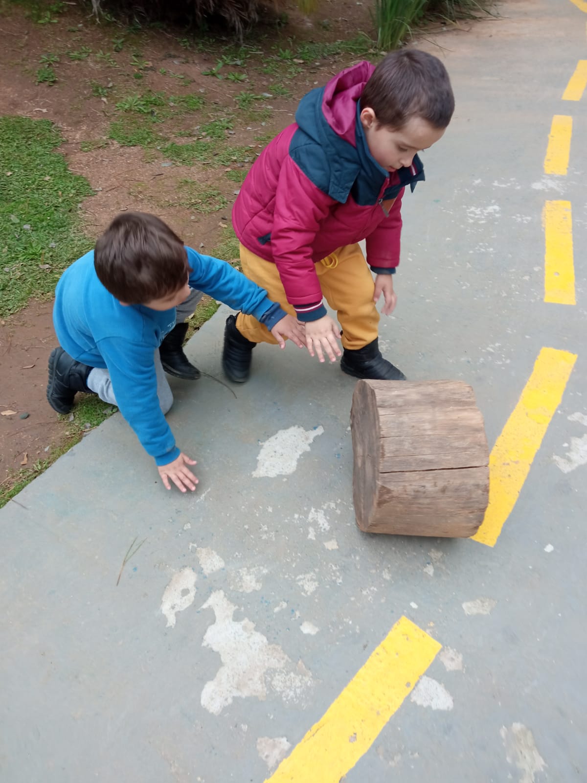 Crianças brincando na natureza